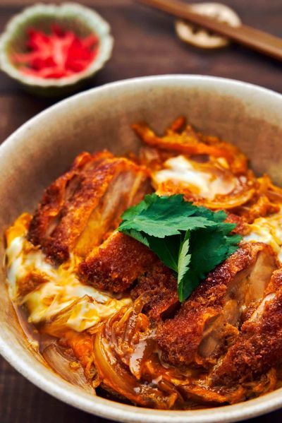 Chicken Katsudon Recipe (チキンカツ丼 - Chicken Cutlet Rice Bowl) Chicken Katsudon Recipe, Chicken Katsudon, Katsudon Recipe, Chicken Cutlet, Chicken Katsu, Delicious Rice, Rice Bowls Recipes, Cafe Concept, Recipe Tin