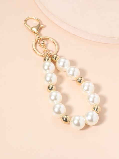 On-Trend Treasures: Crochet Bag Charms for the Fashion-Forward Pearl Keychain Diy, Bag Charms Ideas, Keychain Pearls, Bead Keychain Ideas, Diy Keychain Ideas, Pearl Keychain, Crochet Bag Charm, Crochet Bracelet Pattern, Gold Keychain