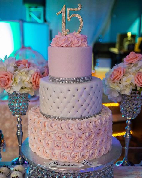 Photography & Video In NYC en Instagram: “Cake - detalles de la recepcion - Yoreis' Sweet 15 Fotografia & Video: @vimagez & @christianvargasphotography Event Planner :…” Quince Damas Gift Ideas, Quince Deserts, Sweet 15 Cakes, Quince Cakes, Quince Cake, Sweet 15 Party Ideas Quinceanera, 15th Birthday Cakes, 17 Birthday Cake, Quinceanera Pink