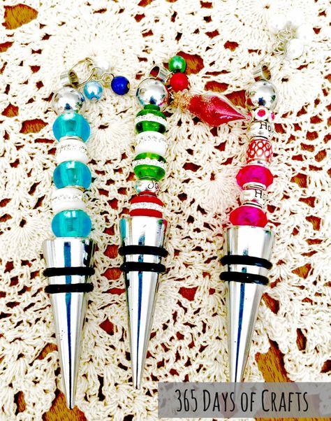 Make your own DIY beaded wine stoppers. The stops are a super quick and easy handmade gift idea that is perfect. Fund bright and shiny beads are used. Wine Stoppers Diy, Wine Stopper Diy, Free Printable Water Bottle Labels, Traveling Vineyard, Diy Glasses, Wine Cork Diy Crafts, Wine Crafts, Make Your Own Wine, Printable Water Bottle Labels