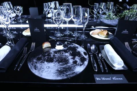 OMEGA Speedmaster Moon Watch PARTY 2015 – hommania Chef Table, Futuristic Party, Decoration Buffet, Wedding Table Themes, Technology Theme, Ar Technology, Moon Watch, Dinner Event, Winter Event