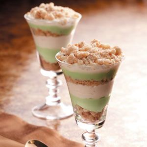 Pistachio Pudding Parfaits Recipe 5 ingredients: 1 package (8 ounces) cream cheese, softened  1 cup confectioners' sugar  1-1/2 cups whipped topping  1 package (3.4 ounces) instant pistachio pudding mix  10 pecan shortbread cookies, coarsely crushed Pudding Parfait Recipes, Pecan Shortbread Cookies, Pudding Parfait, Parfait Recipes, Pistachio Pudding, Layered Desserts, Desserts Vegan, Chocolate Fruit, Think Food