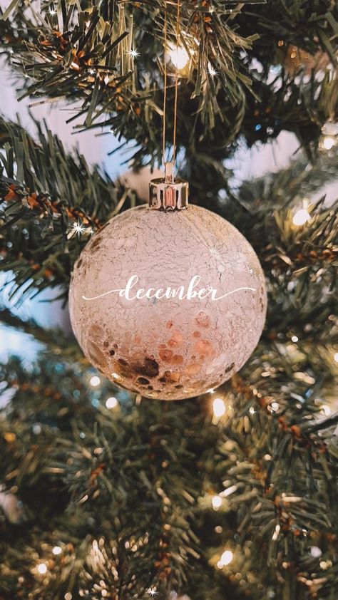 December wallpaper Hello December Wallpaper, December Vibes, Monthly Wallpapers, December Wallpaper, Hello December, Christmas Wallpaper, Flower Wallpaper, Pretty Quotes, Christmas Bulbs