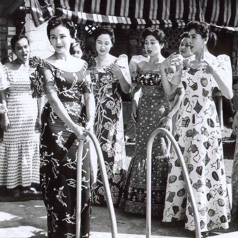 From the 1950s film “AMONG TUNAY”. Love these terno dresses! 1950s Filipino Fashion, 1950s Philippine Fashion, Classic Filipiniana, Filipina Fashion, Filipino Dress, 1950s Film, Filipino History, Spring Weekend Outfit, 1950s Fashion Women