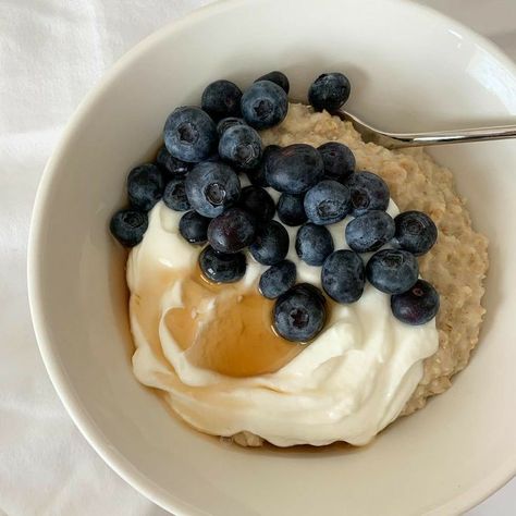 Oat Bowl, Silk Almond Milk, Hairstyles Dinner, Quaker Oats, Shoes Inspiration, Healthy Yogurt, Blueberry Oatmeal, Warm Breakfast, Breakfast Meal