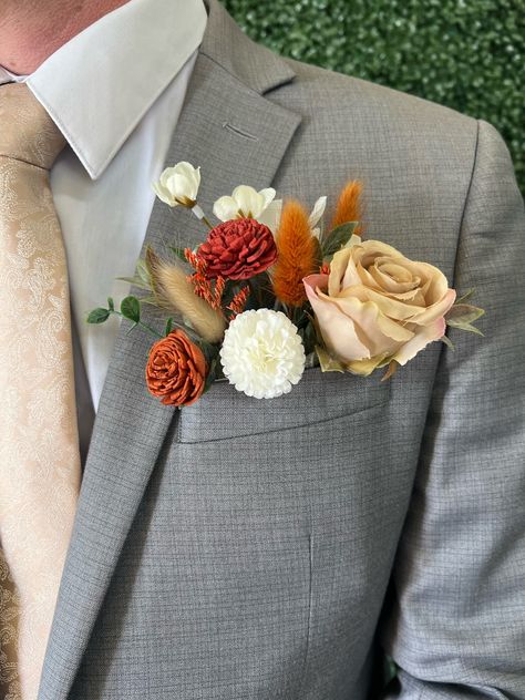 This simple, elegant boutonnière makes the perfect touch to a burnt orange wedding!  NOTE: Each boutonnière will have small variations, as these are made from dried naturals which are not all exactly the same  The listing price is for one pocket boutonnière Measurements for the base is 3 inches wide by 4 inches tall (this is the part that fits in the pocket)  Measurements for the floral part that tops the pocket are 6" wide by 3" tall Lapel Flower Wedding, Pocket Boutonniere, Pocket Flowers, Burnt Orange Wedding, Wedding Note, Flower Pocket, Lapel Flower, Fall Wedding Flowers, Orange Wedding