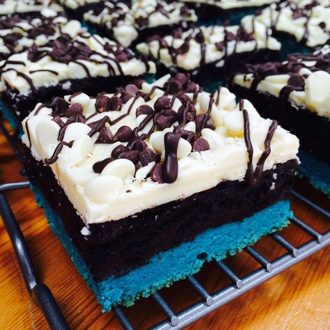 Blue Velvet Oreo Brownies, Blue Velvet Brownies Recipe, Blue Velvet Brownies, Oreo Truffle Brownies, Truffle Brownies, Oreo Brownies Recipe, Gourmet Brownies, Fancy Deserts, Blue Velvet Cakes