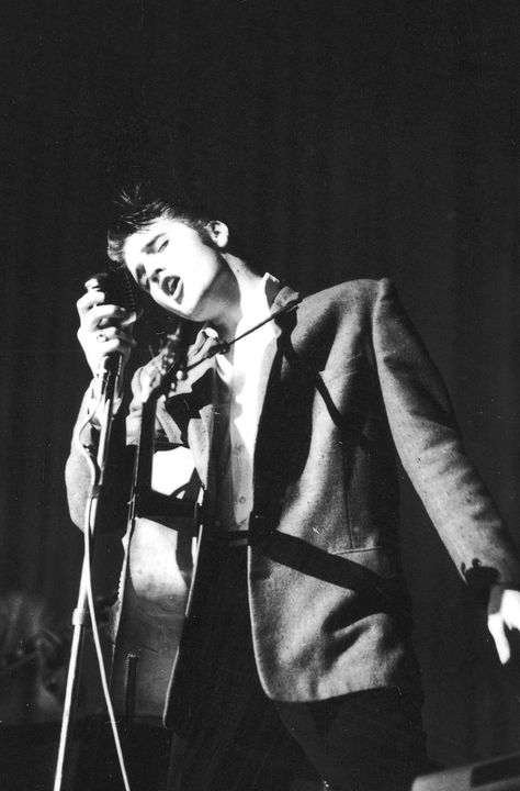 Young Elvis, Early Photos, Elvis Presley Pictures, Patrick Stump, Pete Wentz, Elvis Presley Photos, Hoodie Allen, Priscilla Presley, Lisa Marie Presley