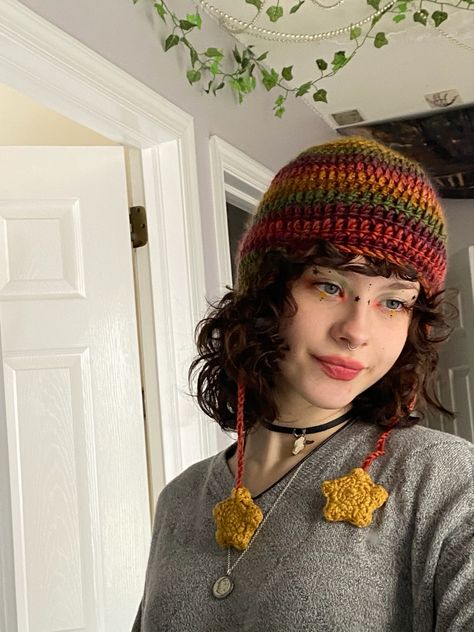 crochet multicolored hat handmade knitted earflap beanie star girl makeup inspo girl curly hair look Cool Beanies Crochet, Crochet Hat Accessories, Multicolored Yarn Crochet, Crochet Beanie With Earflaps, Crochet Hats Aesthetic, Crochet Project Ideas To Sell, Crochet Hat Cute, Crochet Beanie Outfit, Aesthetic Crochet Hat Ideas