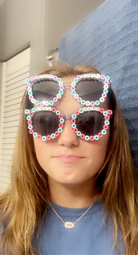 Beaded Sunglasses Ideas With Words, Preppy Beaded Sunglasses, Beaded Glasses Vsco, How To Make Beaded Sunglasses, Beads On Glasses, Beaded Glasses Ideas, Sun Glasses Decoration Ideas, Bead Sunglasses Diy, Sunglasses Beads Diy