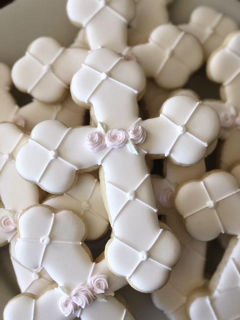 White Cross Cookies, Confirmation Decorated Cookies, Cross Royal Icing Cookies, Cross Sugar Cookies Decorated, Cross Cookies Decorated Royal Icing, Communion Cookies Decorated, Confirmation Cookies Decorated, Cross Cookies Decorated, Cross Sugar Cookies