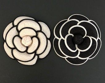 Camelia Chanel, Broche Chanel, Chanel Pins, Chanel Flower, Coco Chanel Quotes, White Camellia, Chanel Art, Chanel Brooch, Black And White Flower