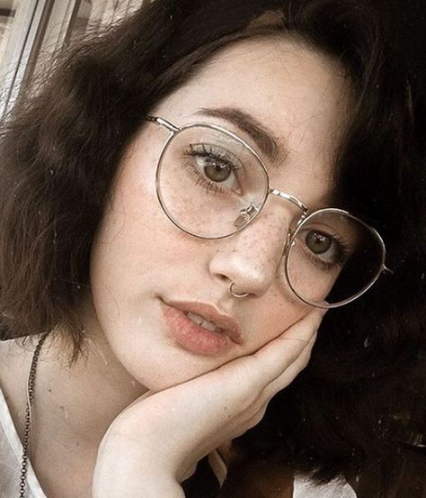 Round Glasses Women Aesthetic, Witchy Glasses Frames, Grunge Glasses Frames, Alt Glasses, Dark Academia Glasses, Rounded Glasses Women, Glasses Inspo, Cute Glasses Frames, Glasses Aesthetic