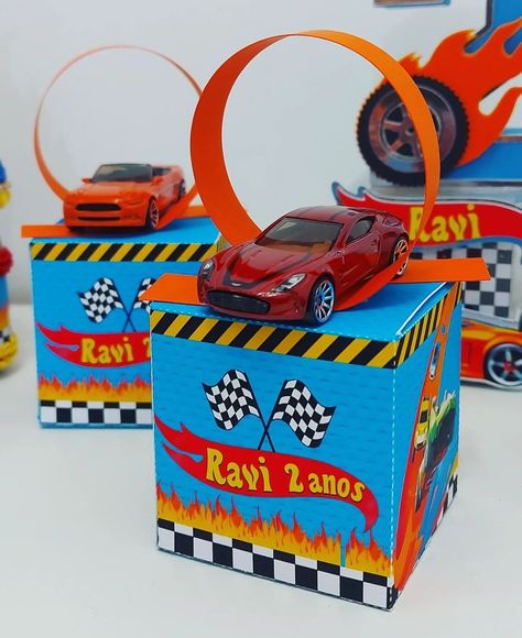 Hot Wheel Centerpieces Party Ideas, Hot Wheels Themed Birthday Party, Bolo Hot Wheels, Hotwheels Birthday Party, Hot Wheels Birthday, Hot Wheels Party, Car Themed Parties, Hot Weels, Gable Boxes