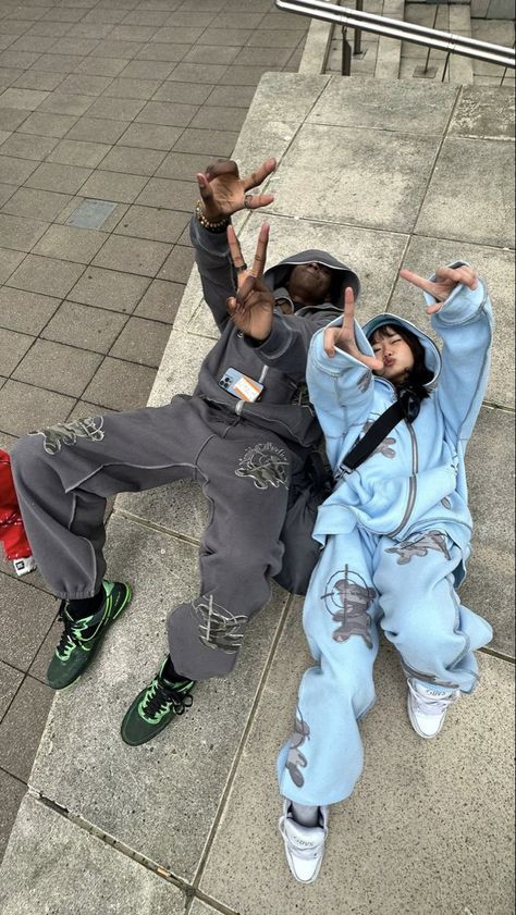 Matching Fits Couples, Y2k Outfits Men, Named Collective, Street Style Outfits Casual, Futuristic Shoes, Outfits 2000s, Couple Fits, Fit Couple, Celebrity Fashion Trends