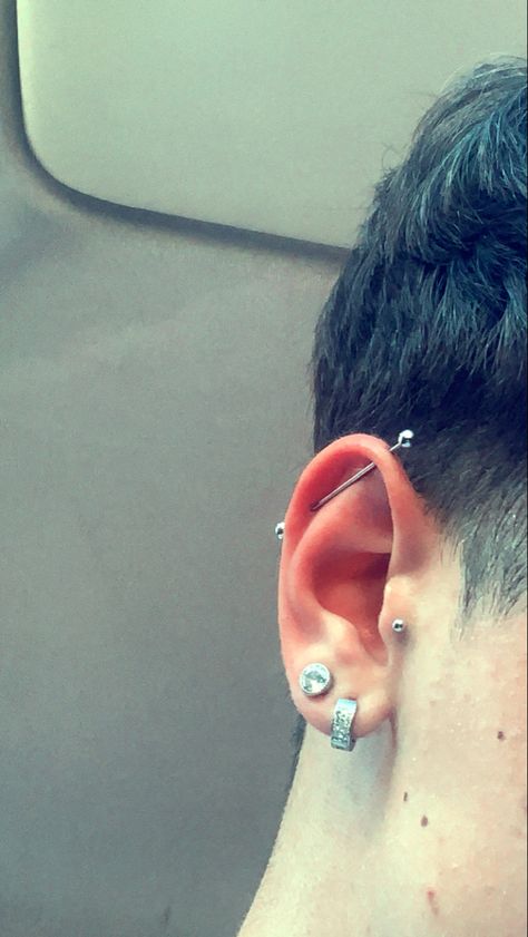 Men Ear Piercing Ideas, Industrial Piercing Men, Ear Piercings Men, Piercings Men, Piercing Transversal, Fade Haircut Curly Hair, Ear Piercings Industrial, Men's Piercings, Industrial Earrings