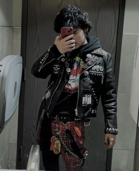 Modern Punk Fashion, Punk Fashion Male, Clothes Dye, Punk Fashion Diy, Masculine Fashion, Pants Outfit Men, Alt Outfits, Diy Jacket, Fashion Male