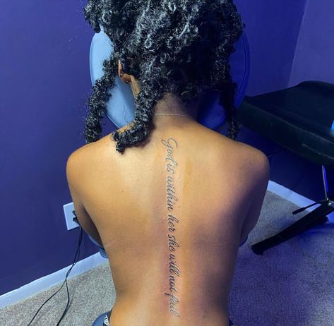 Cute Side Tattoos Black Women, Spin Tattoo Black Women, Cute Spin Tattoos For Women, Baddie Spine Tattoo Ideas, Spine Tattoos For Women Black, Spin Tattoo Ideas, Spine Tattoos Black Women, Back Tattoos For Women Spine, Dainty Back Tattoos For Women