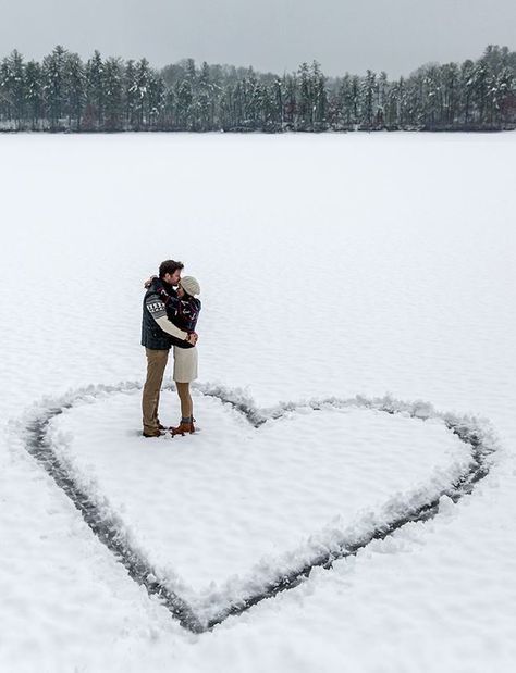 God Couple, Winter Couple Pictures, Couple Photography Winter, Winter Engagement Photos Outfits, Snow Engagement Photos, Funny Christmas Photos, Winter Engagement Pictures, Snow Photoshoot, Cute Engagement Photos