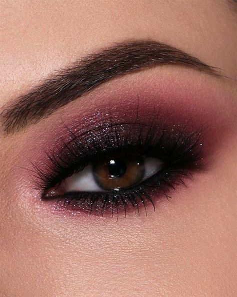 Maquillaje Smokey Eyes, Dark Smokey Eye Makeup, Shadow Pallete, Smokey Eye Makeup Steps, Burgundy Eye Makeup, Burgundy Makeup, Maquillage On Fleek, Smokey Makeup, Shimmer Eye Makeup