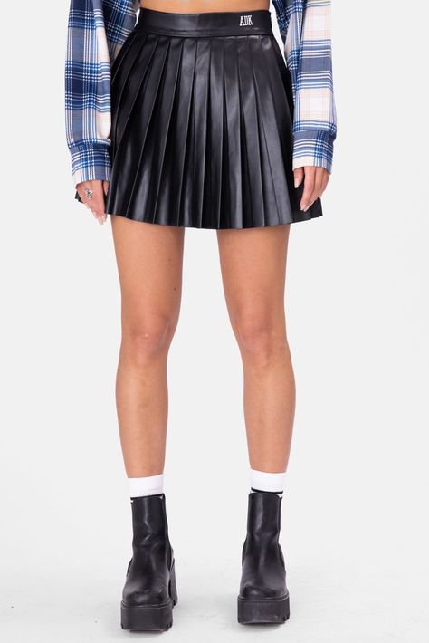 Pleated Skirt Mini, Plated Skirt, Skirt With Embroidery, Skirt Aesthetic, Metallic Pleated Skirt, Acubi Fashion, Teen Fits, Black Leather Mini Skirt, Kilt Skirt