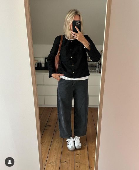 Black Trouser Outfit, Celine Bracelet, Samba Adidas, Street Style Outfits Casual, Job Clothes, Casual Outfits For Women, Barrel Jeans, Jeans Outfit Fall, Street Style Fall Outfits