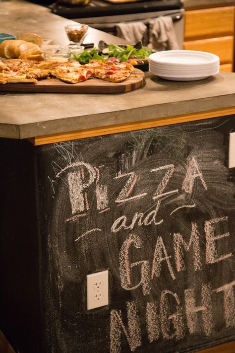 Game Night At Home, Chef’s Salad, Family Pizza Night, Movie Night For Kids, Pizza Games, Different Salads, Games Night, Classic Pizza, Pizza Flavors