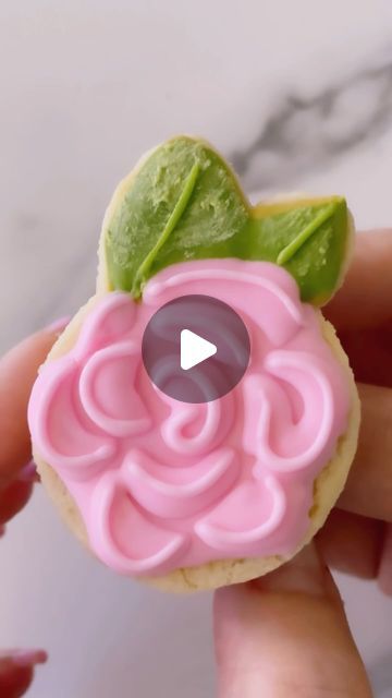 The Cookie Box Club on Instagram: "Easy way to add a 3D or puffy effect to your #decoratedcookies. #royalicing #cookiedecorating #sugarcookies #decoratedsugarcookies" Crown Cookie, Crown Cookies, Cookie Box, Royal Icing, Sugar Cookies Decorated, Sugar Cookies, Cookie Decorating, Projects To Try