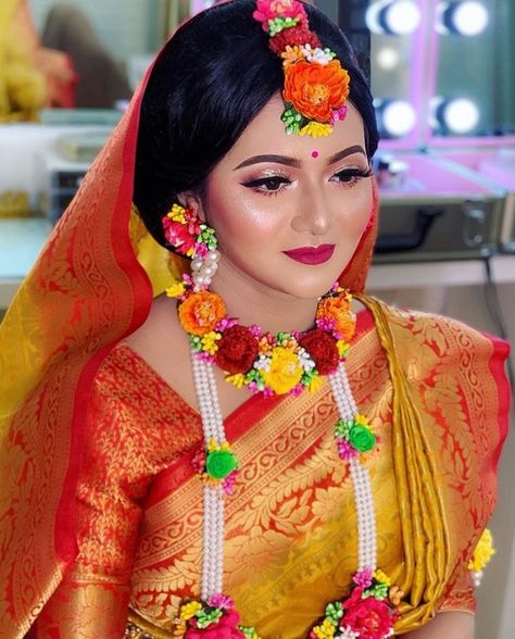 Holud Makeover, Haldi Look For Bride, Haldi Poses For Bride, Haldi Poses, Indian Baby Shower Decorations, Bangladesh Fashion, Indian Baby Showers, Muslim Wedding Photography, Wedding Flower Jewelry