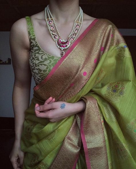 Green Silk saree Saree Styling, Sleeveless Blouse Designs, Indian Sari Dress, Indian Fashion Trends, Indian Saree Blouses Designs, Silk Saree Blouse Designs, Indian Fashion Saree, Blouse Designs Silk, Indian Dresses Traditional