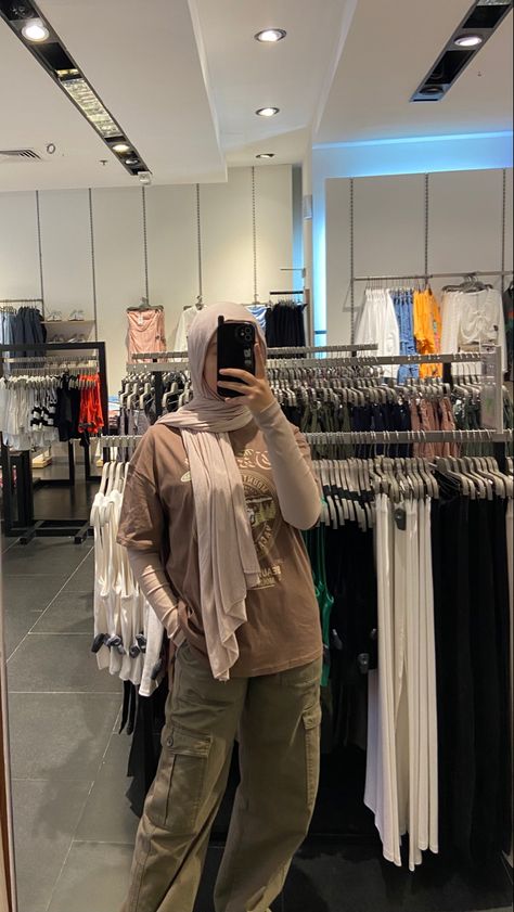 Olive Green Pants Outfit Hijab, Brown Outfit Aesthetic Hijab, Cargo Hijabi Outfit, Green Cargo Pants Outfit Hijab, Cargo Pants Hijabi, Cargo Hijab Outfit, Brown Outfit Hijab, Cargo Pants Outfit Hijab, Brown Hijab Outfit