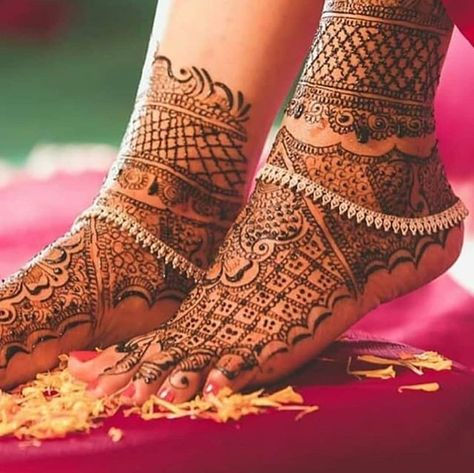 #Trending: 35+ Payal Designs We Spotted On Real Brides Painjan Designs Silver, Dulhan Payal Design, Payal Designs Silver For Bride, Dark Silver Jewelry, Feet Mehndi Design, Bridal Payal, Payal Design, Payal Designs Silver, Feet Mehndi