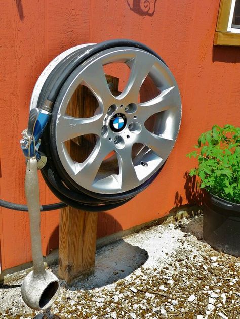 Good idea Pond Diy, Garage Hacks, Garden Hose Storage, Reuse Recycle Repurpose, Bar Garden, Car Part Furniture, Bar Beer, Hose Storage, Garden Modern