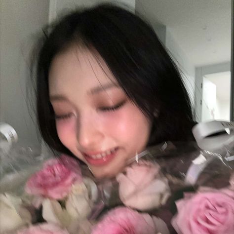 newjeans 뉴진스 haerin phoning pink pretty cute selca icon 240528 Haerin Aesthetic Pfp, Haerin Icons Selca, Newjeans Pink Icon, Haerin Pink Icon, Pink Kpop Pfp, Cute Haerin, Haerin Pink, Pink Newjeans, Vanessa Kang