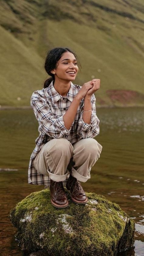 Elevate your outdoor experience with these stylish and functional adventure outfits. From rugged-chic ensembles to nature-inspired looks, embrace the essence of adventure in every step. #AdventureOutfit #OutdoorStyle #ExploreInAesthetic Farmer Chic Outfits, Farmers Outfit Women, Rustic Outfits For Women, Countryside Aesthetic Outfit, Farmcore Outfit, Farmer Chic, Spring Hiking Outfits, Hiking Outfit Ideas, Countryside Outfit