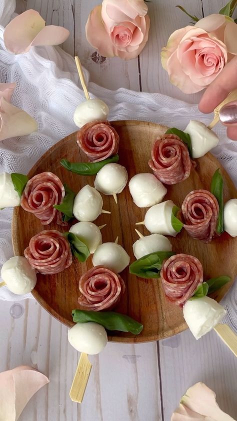 🌹Make these salami rose & mozzarella skewers for the easiest, cutest Valentine’s day appetizer. Perfect to add to a cheese plate or enjoy… | Instagram Engagement Party Recipes, Mozzarella Skewers, Salami Rose, 40th Birthday Themes, Theme Snack, Mushroom Tart, Sliced Salami, Skewer Appetizers, Birthday Lunch