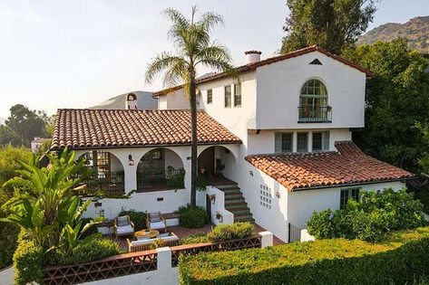 Columbian Style House, California House Exterior Los Angeles, Mexican Style Bloxburg House, La Homes Exterior, Hispanic Style Home, California Spanish Style Homes, Mexican House Exterior, Old Spanish Style Homes, Spanish Style Home Exterior