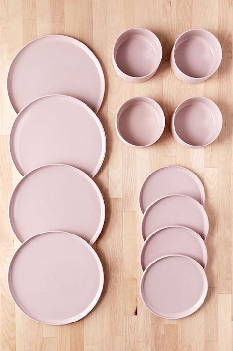 A Dinnerware Set  - Cosmopolitan.com Christmas Eucalyptus, Pink Kitchen Ideas, Eucalyptus Soap, Dinnerware Set Modern, Ceramic Dessert, Plates Ceramic, Modern Tableware, Pink Items, Modern Bowl