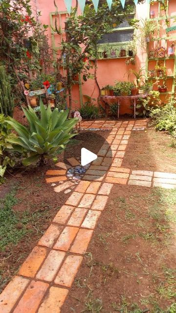 Monica Toledo on Instagram: "Muy temprano, aprovechando que en el fondo no llega el sol, nos pusimos a hacer el camino de ladrillos que faltaba. Usé algunos "ladrillos" de cemento con mosaiquismo que realicé hace varios años, también algunas piedritas para darle una linda onda a este camino. Gracias a mi carpintero, sin él no podría tener este pasaje en el jardín.Siempre va a ir mejorando, no tengo dudas. Me encantan los domingos  cuando intervenimos el jardín . Feliz domingo para ustedes y espero  que les guste.⚘️🌷🌼🌻" Ideas Para El Patio, Brick Flooring, January 7, Backyard Patio Designs, Red Bricks, Patio Design, Backyard Patio, Secret Garden, Bungalow