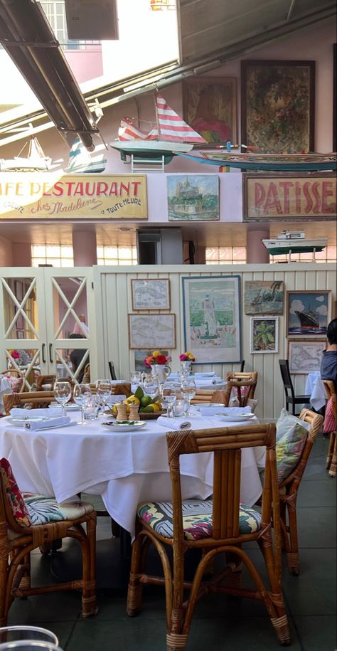 Coastal Cafe Interior, Coastal Restaurant Interior Design, Beachy Restaurant, Beach Restaurant Aesthetic, Coastal Coffee Shop, California Summer Aesthetic, Summer Mansion, Coastal Restaurant, Coastal Cafe