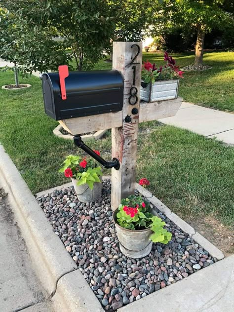 Michigan Farmhouse, Mailbox Landscape, Yard Flower Bed Ideas, Front Yard Flower Bed Ideas, Porch Projects, Mailbox Flower Bed Ideas, Front Yard Flower Bed, Mailbox Planter, Mailbox Flowers