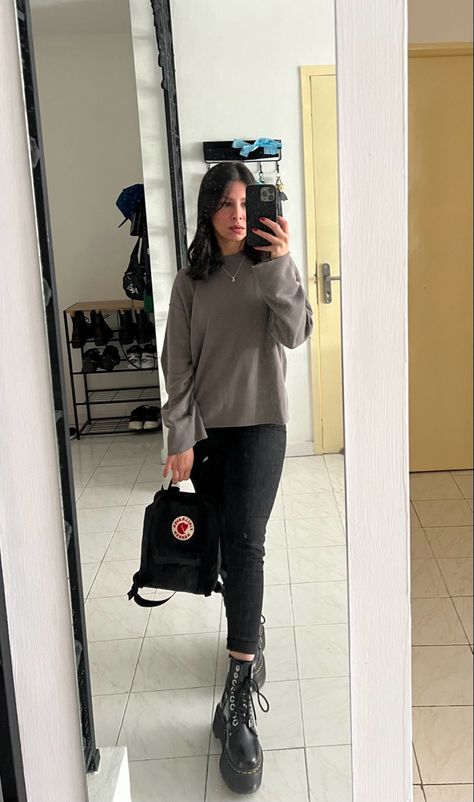 Sweater Zara, Pants Levi’s m, Dr Martens Jadon Max and Kanken mini bag black Jadon Max Outfits, Dr Martens Jadon Max, Jadon Max, Relax Outfit, Mini Bag Black, Dr Martens Outfit, Dr Martens Jadon, Kanken Mini, Relaxed Outfit