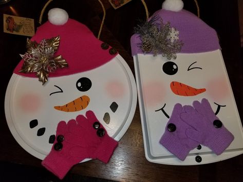 Snowman Dollar Tree Craft, Pizza Pan Snowman Craft, Pizza Snowman, Pizza Pan Xmas Craft, Dollar Store Pizza Pan Crafts Christmas, Pizza Pan Snowman, Snowmen Pizza Pans, Snowman Pizza Pan Door Hang, Snowman Pizza