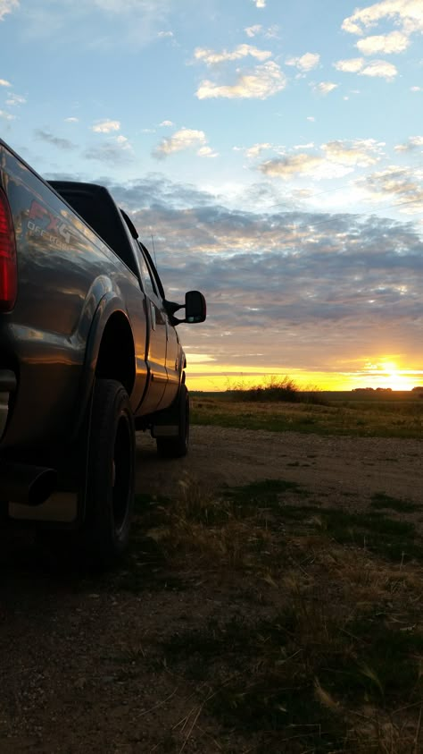 This is a picture of my truck and the sunset at about 5:30 in the morning Black Pickup Truck Aesthetic, Aesthetic Truck Pictures, Big Truck Aesthetic, Country Truck Aesthetic, Country Girl Truck, Truck Aesthetic, Girl Truck, Wallpaper And Widgets, Truck Wallpaper