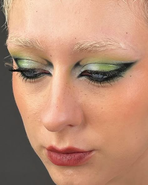 Green Silver Eye Makeup, Blue And Green Makeup Looks, Green And Silver Makeup, Green And Blue Makeup, Green Blue Makeup, Make Up Green, Green Makeup Look, Shimmery Makeup, Concert Makeup