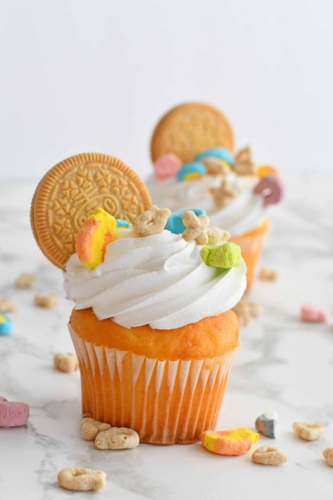 Lucky Charms Cupcakes Lucky Charms Cupcakes, Lucky Charms Cake, Flavored Cupcakes, Unusual Dessert, Moist Cupcakes, Cupcakes Recipes, Kid Cupcakes, St Patricks Day Food, Holiday Cupcakes