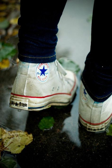 *** Botas Grunge, White Chucks, All Stars Converse, White Converse, Mein Style, Converse Sneakers, Looks Style, Converse All Star, Chuck Taylor Sneakers