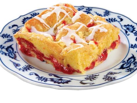 Cherry Coffee Cake Cherry Coffee Cake, Cherry Pie Filling Recipes, Blueberry Cream Pies, Craving Coffee, Breakfast Desserts, Fruit Pancakes, Oatmeal Breakfast Bars, Apple Bite, Pie Filling Recipes