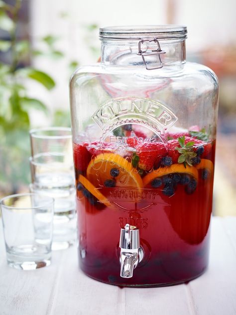 Sangria Dispenser, Sparkling Water Bar, Hygge Coffee, Wine Recipes Drink, Sangria Drink, Sangria Bar, Mesa Bar, Sangria Cocktail, Juice Dispenser