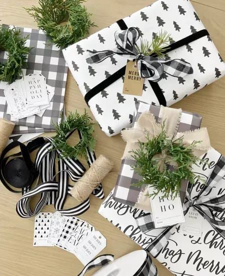 Green Black Plaid Christmas, Black White Christmas Wrapping, Black And Green Christmas Wrapping, Black And White Gingham Christmas Decor, Green And Buffalo Check Christmas, Black And White Christmas Gift Wrap, White Wrapping Paper Ideas, Christmas Decor Ideas Black And White, Black Christmas Wrapping Paper